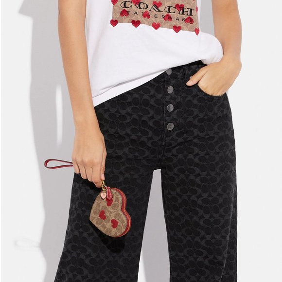 ❤️ Coach Heart Wristlet In Signature Canvas With Heart Print - Picture 4 of 12